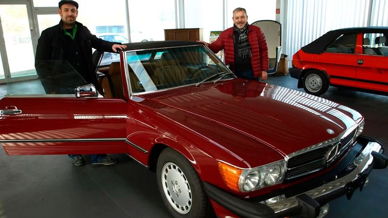 Baris Baz (li.) und sein Vater Firat Baz vom Autohaus 