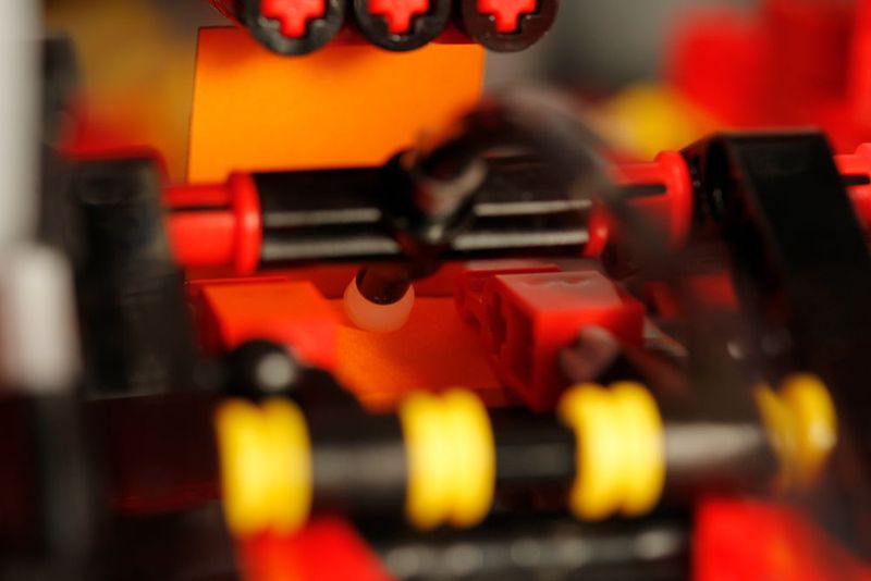 Die Anlage im Detail: Hier wird der Klebstoff auf das Papier aufgetragen. (Bild: Lego Mindstorms)