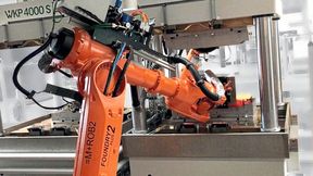 Roboter übernehmen Zuführung, Werkzeugbeschickung und Entnahme, während eine Siemens-SPS-Steuerung mit zentraler HMI-Oberfläche Prozessdaten wie Temperaturen, Drücke und Haltezeiten lückenlos erfasst und archiviert  (Bild: Wickert)