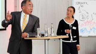 Hitoshi Takeda beschrieb in seinem Vortrag die richtige Herangehensweise an den kontinuierlichen Verbesserungsprozess (Kaizen). (Bild: Vetter Krantechnik)