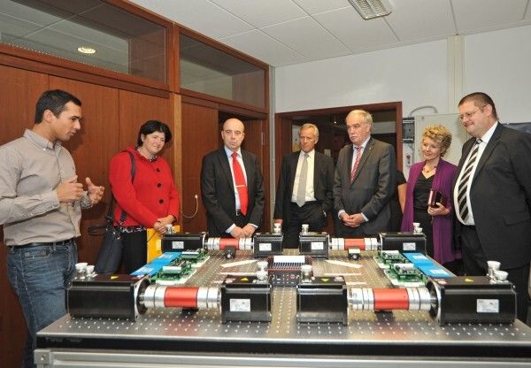 Demonstration eines Motorenprüfstands für Elektromotoren an der Fakultät für Maschinenbau und Mechatronik (von links): Doktorand Benedict Jäger, Oberbürgermeisterin Cornelia Petzold-Schick, Johann Soder, Geschäftsführer Technik der SEW-EURODRIVE, Wolfgang Sczygiol, Geschäftsführer der Brose-SEW Elektromobilitäts GmbH & Co. KG, Rektor Prof. Dr. Karl-Heinz Meisel, Hochschulkanzlerin Daniela Schweitzer und Prof. Dr. Peter Neugebauer (Bild: Geyer/Christ)