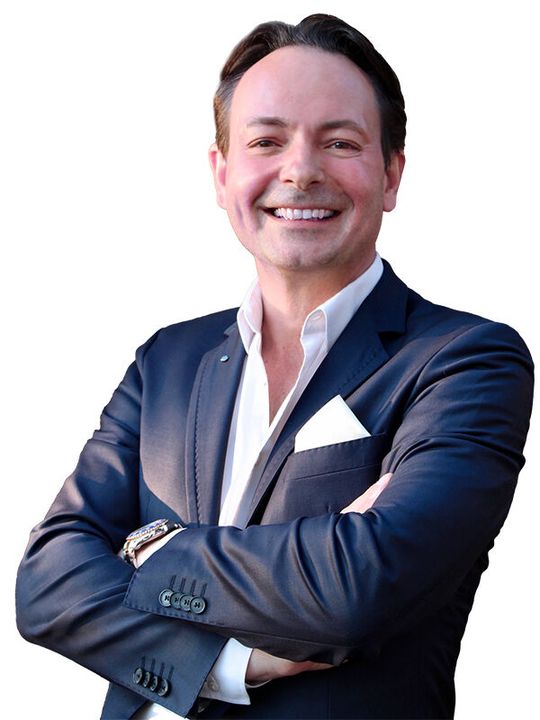 Dr. Nils Kaufmann von der Release42 Group spricht auf der SPS 2021.(Bild:  Release42)