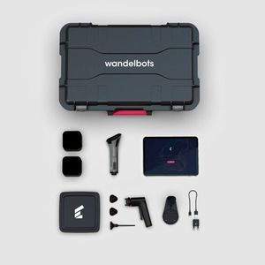 Nebem dem TracePen gehören zum Produkt verschiedene Spitzen für die jeweilige Applikation, zwei Lighthouses für die Kalibrierung, ein Idustrie-PC , ein iPad samt eigener App sowie Ladekabel und Adapter.(Bild:  Wandelbots)