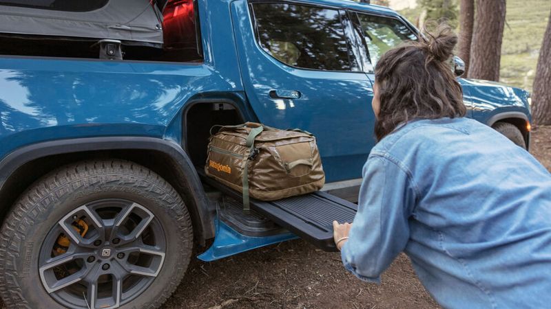Die ausziehbare Camping-Küche ist im praktischen „Gear Tunnel“ – jenem durchgehenden Staufach zwischen Kabine und Pritsche - untergebracht. (Bild: Rivian)
