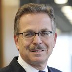 Titel, Name: Franz Fehrenbach  Geburtsjahr, -ort: 1949 in Kenzingen  Funktion: Vorsitzender des Aufsichtsrats  Firma: Robert Bosch GmbH  Ausbildung: Studium des Wirtschaftsingenieurwesens an der Universität Karlsruhe 1975: Examen als Diplom-Wirtschaftsingenieur  Berufliche Laufbahn:  1975: Trainee bei der Robert Bosch GmbH 1985: kaufmännischer Werksleiter der Robert Bosch Corporation, Automotive Group (USA)  1988: Mitglied der Geschäftsleitung der Robert Bosch Corporation 1996: Geschäftsleiter Kaufmännische Aufgaben im Geschäftsbereich „Einspritzsysteme Diesel“ der Robert          Bosch GmbH 2001:  Geschäftsführer der Robert Bosch GmbH 2003: Vorsitz der Geschäftsführung der Robert Bosch GmbH 2012: Aufsichtsratsvorsitz der Robert Bosch GmbH Mitglied des Aufsichtsrates der BASF (Prüfungsausschuss)  Familienstand: verheiratet, drei Kinder (Bild: Robert Bosch)