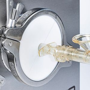 Mouseholes sind die intelligente Lösung zur Durchführung von Single-Use-Schläuchen durch Reinraumwände. Dabei ist gewährleistet, dass die unterschiedlichen Druckstufen der jeweiligen Reinraumklassen aufrecht erhalten bleiben. (Bild:  Zeta GmbH)