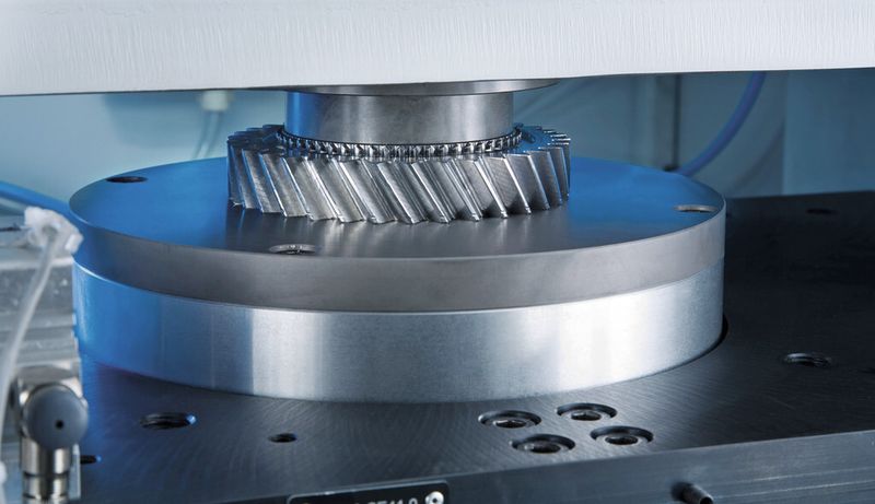 Bild 4: Fügen eines Zahnrads mit einem Synchronring in der Laserschweißmaschine. (Bild: Emag)