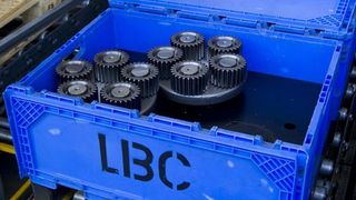 Der XL 800 x 600 ist so robust, dass das kontinuierliche Handling mit schweren Teilen problemlos möglich ist.  (Bild: Bito)