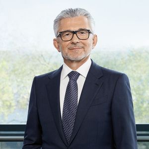 „Die Voestalpine konnte im ersten Halbjahr 2025/26 ein sehr solides Ergebnis erzielen. Unsere hochtechnologischen Produkte sind weltweit gefragt, vor allem die Bereiche Eisenbahninfrastruktur, Luftfahrt und Lagertechnik haben sich sehr gut entwickelt“, so CEO Herbert Eibensteiner.(Bild:  Andreas Hofer/Voeastalpine)