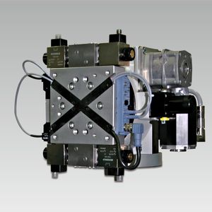 Beim Roemheld-Drehmodul mit Mediendurchführung werden Energie und Steuersignale u¨ber standardisierte Kupplungselemente zu der Aufnahmevorrichtung am Werkstu¨ck gefu¨hrt. Eine optionale Planscheibe, die an der rotierenden Achse eines Drehmoduls befestigt ist bietet zusätzliche Funktionalität wie z. B. Ventilschaltungen.