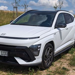 Gegenüber seinem Vorgänger fällt der aktuelle Kona mit 4,35 Metern Länge schon eher in die Kategorie Kompakt- denn Mini-SUV. Dank eines um sechs Zentimeter gewachsenen Radstands bietet er hinten acht Zentimeter mehr Beinfreiheit – das sieht und spürt man. Auch das Ladevolumen fällt mit 466 Litern bzw. 1.300 beim Umlegen der Rücksitzlehnen für ein Modell dieser Kategorie gut bis üppig aus. Praktisch auch: Unter der typischen Abdeckung im Kofferraum gibt es dank fehlendem Reserverad ein Fach für allen möglichen Kleinkram.(Bild:  Dominsky – VCG)