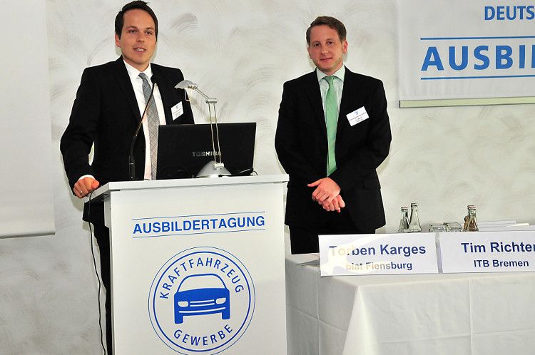 Torben Karges (li.) vom Biat der Uni Flensburg und Tim Richter vom ITB Bremen zeigten auf, wie sich ein Diagnosenetzwerk sinnvoll in die Aus- und Weiterbildung einbinden lässt. (Foto: Schmidt)