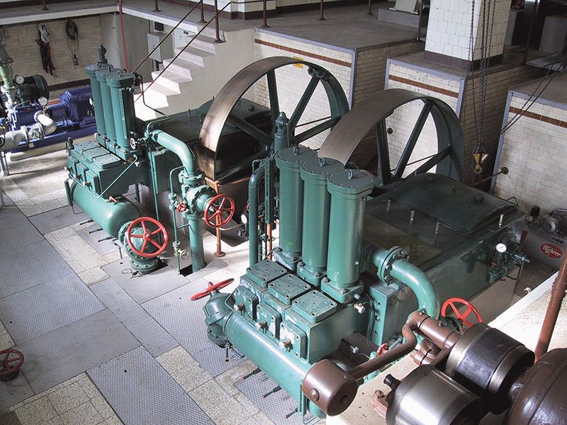 Wasser für das XIV. Badische Armeekorps (Prozess Spezial Wasser/Abwasser-Ausgabe 02/2014)Anfang des zwanzigsten Jahrhunderts bekam das damalige XIV. Badische Armeekorps den Auftrag, auf dem Heuberg nahe der Gemeinde Thiergarten einen Truppenübungsplatz einzurichten. Wie aber sollten die Soldaten und Pferde auf der Albhochfläche mit Wasser versorgt werden? Eine Lösung wurde mit dem Kauf der Hammerschmiede gefunden, die der Reichsmilitärfiskus am 19. Februar 1910 für rund 35 000 Reichsmark vom Fürstenhaus Fürstenberg erwarb. Mit der Hammerschmiede, einem alten Eisenhüttenwerk, gingen ein Kanal, eine Wehranlage und die Rainbrunnenquelle in das Eigentum des Militärfiskus über.  Die Hammerschmiede wurde abgerissen, an ihrer Stelle entstand eine Pumpstation. Entlang des Übungsplatzes wurden drei Hochbehälter für Trinkwasser und eine Druckleitung errichtet. Das Trinkwasser gelangte zunächst rein hydraulisch, mithilfe einer Turbine und Kolbenpumpen, in die Hochbehälter. 1912 folgte der Bau eines Elektrizitätswerkes einschließlich Stromleitung von Thiergarten auf den Übungsplatz nach Stetten. Der Ort Thiergarten wurde mitversorgt. Das Wasser wird mittlerweile einmal am Tag mittels Kreiselpumpen elektrisch auf den Heuberg gefördert.Schauen Sie doch einfach mal in unsere E-Paper-Ausgabe. (Wasserwerk Thiergarten)