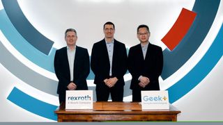 V. l.: Jörg Heckel (Bosch Rexroth), Thomas Fechner (Bosch Rexroth) und Jackson Zhang (Geek+ Europe) bestätigen Kooperation. (Bosch Rexroth)