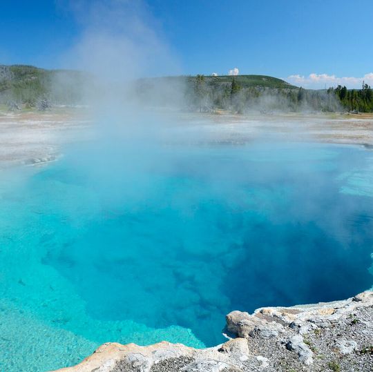 Der `Sapphire Pool´ ist ein klarer, blauer Pool im Yellowstone National Park mit einem massiven Sinterrand, die gelbe und orangefarbene Thermophile enthalten. Vor einem Erdbeben im Jahr 1959 gab es einen Geysir. Heute beträgt die durchschnittliche Wassertemperatur 71 Grad bei einem pH-Wert von 7,9. (Bild:  frei lizenziert:  /  Pixabay)