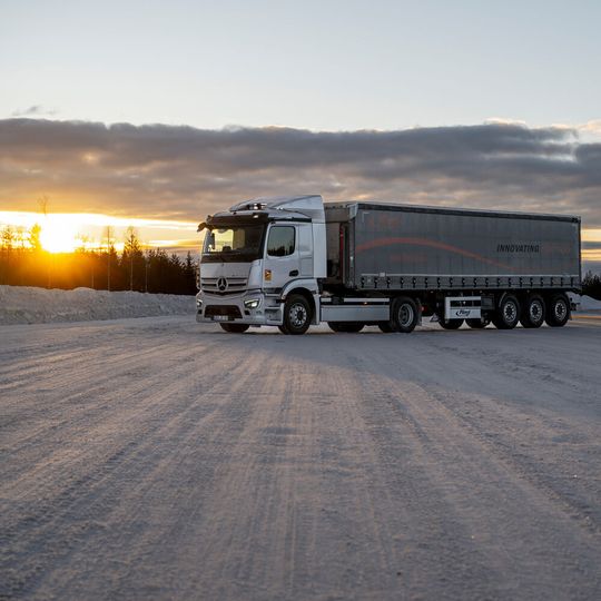 Erfolgreich getestet: der Mercedes-Benz eActros 300 als Sattelzugmaschine. Erfolgreich getestet: der Mercedes-Benz eActros 300 als Sattelzugmaschine.