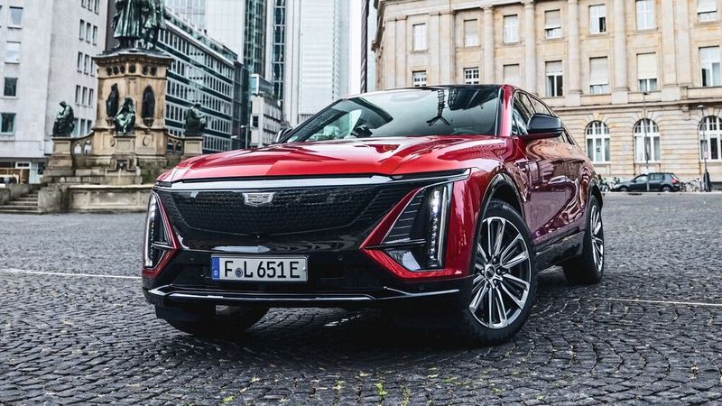 Auffallend sind die markanten Leuchten an der wuchtigen Front und auch am Heck, die hier extravagant bis zum Dach reichen. (Bild: simonrainer.com)