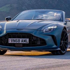 Es gibt zudem fünf Fahrmodi, neben Sport, Sport Plus, Track und Nass auch eine Individualeinstellung, wobei jeweils Motor, Lenkung und Fahrwerk angepasst werden.(Bild:  Aston Martin)