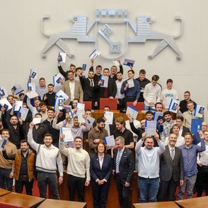 Am 4. Februar 2026 feierte die Kfz-Innung Bremen die Freisprechung von 70 frisch ausgebildeten Kfz-Mechatronikern. Die feierliche Veranstaltung fand bereits zum dritten Mal im Festsaal der Bremischen Bürgerschaft statt und bot einen würdigen Rahmen für den Abschluss der Ausbildungszeit. Obermeister Hans Jörg Koßmann begrüßte die Absolventen, deren Familien sowie Vertreter von Ausbildung und Schule. In seiner Ansprache würdigte er die Leistungen der jungen Fachkräfte insbesondere auch in Hinblick auf die Zukunft des Kfz-Mechatroniker-Handwerks. (Bild:  Studio Penz)