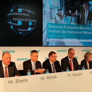 Stellten sich den Fragen der Journalisten (v.l.n.r.): Eckard Eberle (CEO Business Unit Process Automation), Dr. Jan Michael Mrosik (CEO Division Digital Factory), Günter Gaugler (Konzern-Pressesprecher Automatisierung & Digitalisierung), Dr. Jürgen Brandes (CEO der Division Process Industries and Drives), Dr. Beatrix Natter (CEO Business Unit Transformers, Division Energy Management)