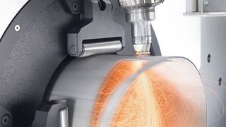 Schnellere Rohrbearbeitung: Die überlagerte Bewegung der Rohrachse und des Schneidkopfes steigert die Dynamik des Rohrlasers um mehr als das Vierfache. (Trumpf)