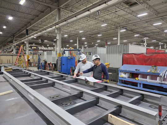 Ivan Montalvan (rechts), Schweißleiter bei Sea Box, bespricht einen Auftrag mit dem Maschinenbauingenieur Korey Greene.(Bild:  Sea Box)