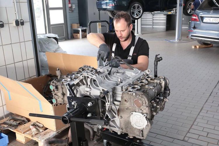 Das Werkstattteam schreckt auch nicht vor komplexeren mechanischen oder elektronischen Reparaturen bei den Boliden zurück.  (Bild: E-Tower)