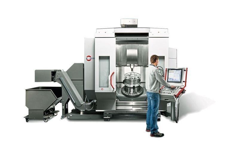 Das 5-Achsen-Bearbeitungszentrum C 42 U MT dynamic kombiniert die Technologien Fräsen und Drehen. (Hermle)