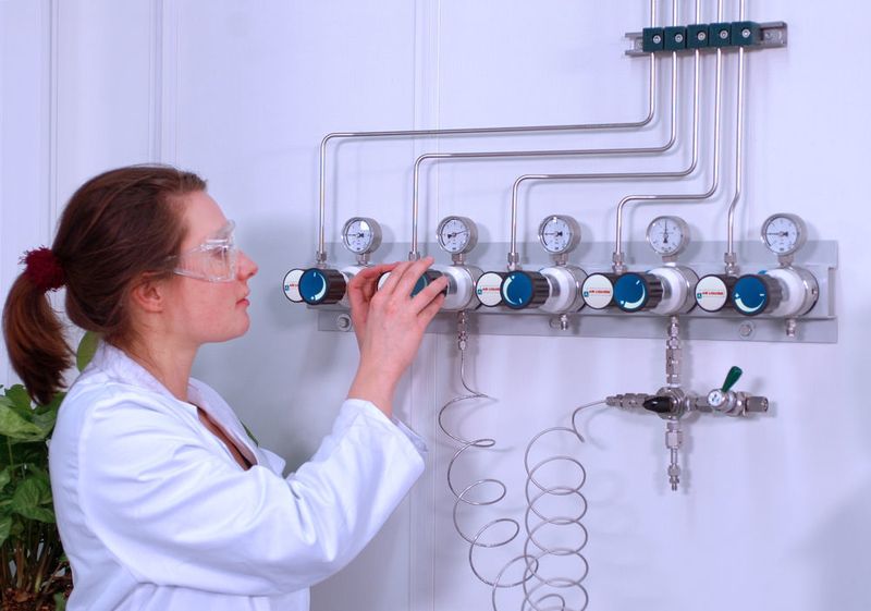 Entnahmestation zentraler Gasversorgung im Labor (Air Liquide)
