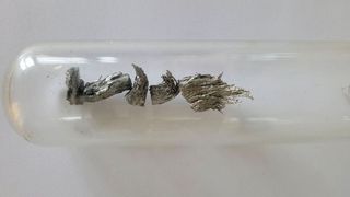 Thulium zählt zu den Metallen der Seltenen Erden. Der neue Sonderforschungsbereich  „4f for Future“ untersucht die Chemie und physikalischen Eigenschaften von Seltenerd-Verbindungen.  (Bild: Peter Roesky, KIT)