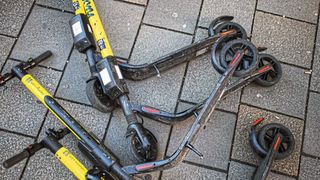 E-Scooter blockieren immer öfter Gehwege.  (Bild: Umgeworfene E-Roller von Hive / Ivan Radic / CC BY-SA 2.0)
