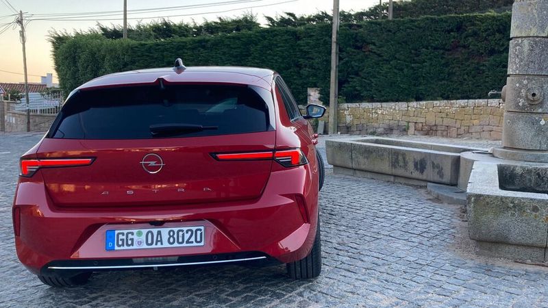Um die schmalen Heckleuchten möglich zu machen, verbaut Opel eine Klappe aus Plastik.  (Rehberg / VCG)