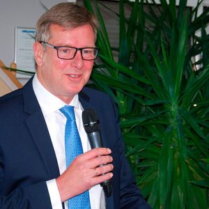 Staatssekretär Carsten Feller lobte das ehrenamtliche Engagement.(Bild:  Wenz|»Fahrzeug+Karosserie«)