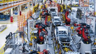 In der Autoindustrie wurden im vergangenen Jahr mehr Arbeitsplätze abgebaut als in allen anderen Industriebranchen. (Bild: © Ivan Traimak - stock.adobe.com)