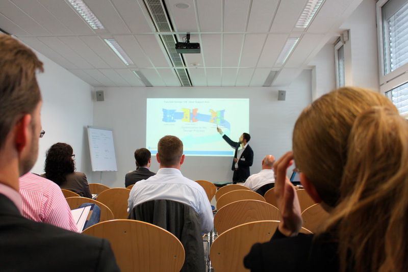 In dem Workshop von Dr. Pietro Cervellera konnten die Besucher konkrete Leichtbau-Aufgabenstellungen diskutieren. (V. Siegl/konstruktionspraxis)