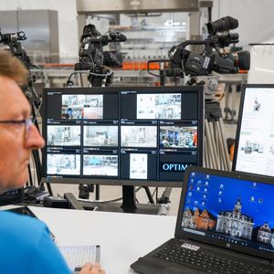 Ein Videotechniker überwacht die Übertragung des Livestreams.(Bild:  Optima)