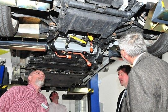 ... auch beim Mitsubishi, an dem die Diagnose- und Instandsetzungsarbeiten gezeigt wurden, standen die Referenten Rede und Antwort. (Foto: Schmidt)