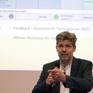 Durch das Programm führte Jo Seele, Marketingleiter bei GF Machining Solutions Deutschland. Er zeigte eindrucksvoll das breite Spektrum der Produkte und Möglichkeiten des Herstellers.(Bild:  Maschinenmarkt)