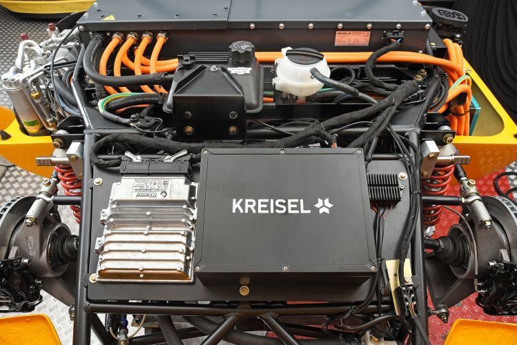 Kreisel Evex 910e: Der Elektromobilitäts-Spezialist Kreisel hat einen EVEX-Porsche 910 vollständig zum elektrischen Supersportwagen umgerüstet. Der Kreisel EVEX 910e schafft mehr als 300 Kilometer pro Stunde, beschleunigt in 2,5 Sekunden von 0 auf 100 und verfügt im Gegensatz zum historischen Original von Porsche über eine Straßenzulassung (H-Kennzeichen). (EVEX Fahrzeugbau GmbH)