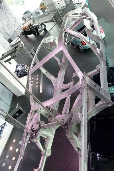 Mit dem ersten Audi A8, der 1994 erschien, hat Audi die neue Space-Frame-Bauweise in die Serie eingeführt. Vorausgegangen war ein Entwicklungsprozess, der zwölf Jahre dauerte. Der Bogen spannt sich über drei Generationen des A8 und integriert auch den A2 samt dessen Dreiliter-Version, den A2 1.2 TDI. Allein bis Ende 2010 hatte Audi etwa 550.000 Fahrzeuge mit Space-Frame-Karosserie produziert, weit mehr als jeder andere Hersteller weltweit. (Bild: Dominsky – VCG)
