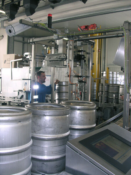Volle Bierfässer werden von der Wärmekamera (ganz oben links im Bild) kontrolliert. (Flir)