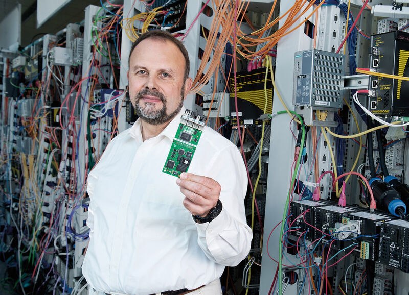 Joachim Lohmeyer (55) hat in der Division Process Industries and Drives in Nürnberg eine Lösung für die automatisierte Energieübertragung entwickelt, um auch bei Störungsfällen Daten ohne Zeitverzögerung an die richtigen Stellen zu leiten. (Bild: Siemens)