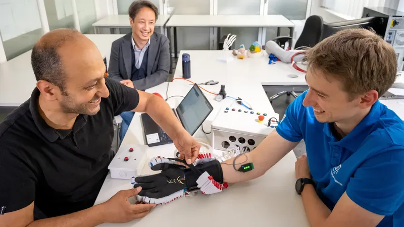 Das Soft-Hand-Exoskelett half einem ALS-Patienten beim Greifen – bei leichter Lähmung zeigte die Studie gegenteilige Effekte. Personen im Bild (v.l.): Wissenschaftler Dr. John Nassour und Prof. Gordon Cheng mit Handschuhtester Nicolas Berberich.(Bild:  Astrid Eckert / TU München)