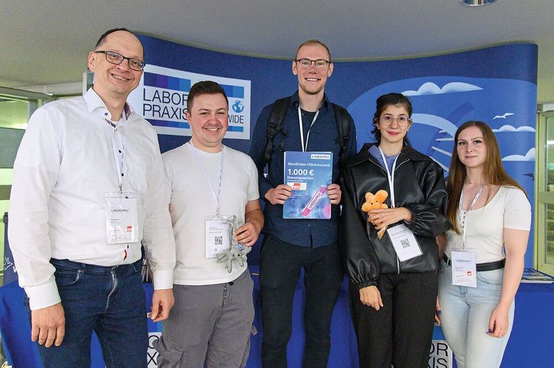 Kurz nach Ende der Messe um 15:30 Uhr stehen die Sieger dann fest. Neben Plüschmikroben gibt es den begehrten 1.000-Euro-Einkaufsgutschein fürs Labor als Hauptpreis, diesmal freundlicherweise bereitgestellt von Carl Roth.     Mehr Infos zu den kommenden LAB-SUPPLY-Messen finden Sie auf www.lab-supply.info (Bild: Stefan Stark)