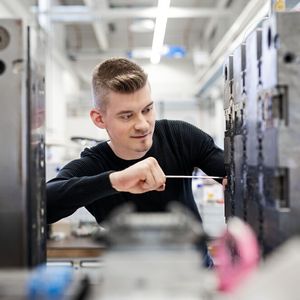 Weidmüller investiert nachhaltig in die Ausbildung junger Menschen. Mehr als 100 Auszubildende beschäftigt das Detmolder Unternehmen.(Bild:  Weidmüller)