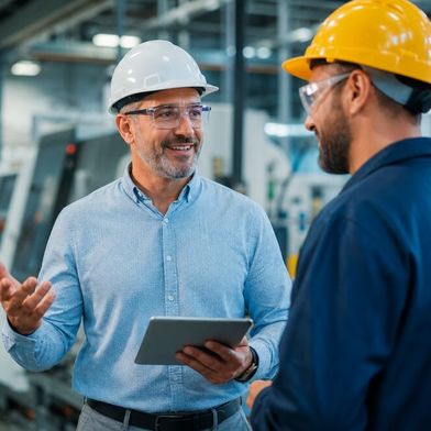 Das Ifo-Institut hat wieder die monatliche Umfrage zum Geschäftsklima in der deutschen Wirtschaft durchgeführt. Lesen Sie hier, wie es für den September – und jetzt allgemein für die nächste Zeit – aussieht. (Das Lächeln der Herren dürfte für sich sprechen) ... (Bild: KI-generiert)