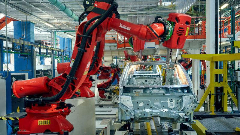 Comau-Produktionsanalge im Stellantis-Werk Mirafiori. Außerdem zu sehen: Die Karosserie eines Fiat 500e.(Bild:  Stellantis)