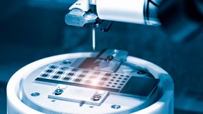 Geointelligentes Supply-Chain-Management liefert wertvolle Erkenntnisse beispielsweise darüber, in welcher Steuereinheit ein Mikrochip verbaut wird. (Bild: © Aleksandr Matveev - stock.adobe.com)