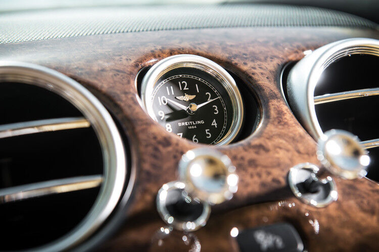 Standesgemäße Zeitanzeige: Der Chronometer am Armaturenbrett stammt von der Schweizer Uhrenmanufaktur Breitling. (Foto: Bentley)