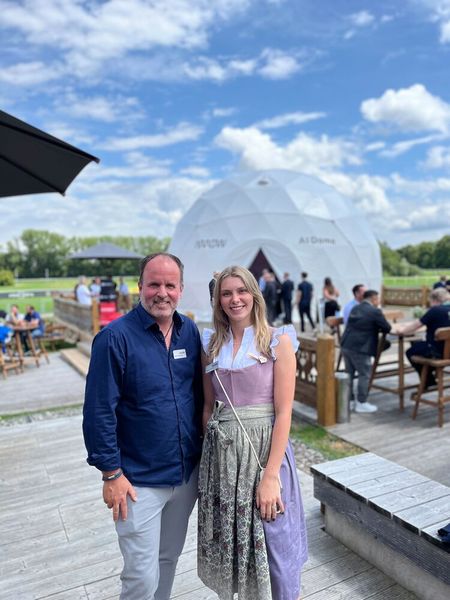 Stefan Ostermeier und Jessica Schmid (beide Arrow) sind sich einig: Das Sommerforum 2025 ist rundum gelungen. (Bild: Vogel IT-Medien GmbH)